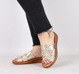 Złote eleganckie i wygodne klapki damskie na co dzień Jezzi