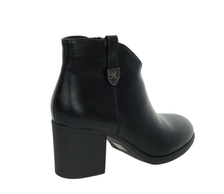 Eleganckie botki damskie czarne na obcasie na wąskie stopy Jezzi