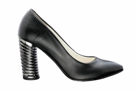 Czarne czółenka na modnym zdobionym słupku Massimo Lucchesi