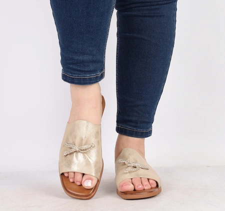 Złote eleganckie klapki damskie płaskie Jezzi