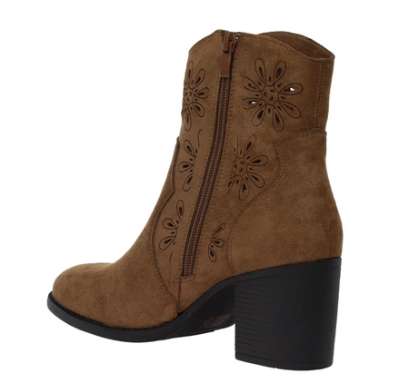 Brązowe czekoladowe zamszowe botki na obcasie z ażurową cholewką Jezzi