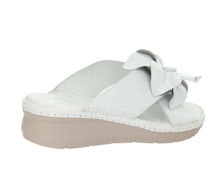 Białe skórzane klapki damskie na niskiej koturnie komfortowe MODO