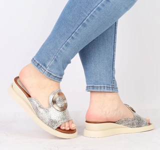 Złote komfortowe i eleganckie klapki damskie na lekkiej koturnie Daszyński