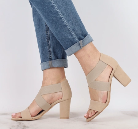 Beżowe sandały na obcasie z gumkami na krzyż na śródstopiu AZALI