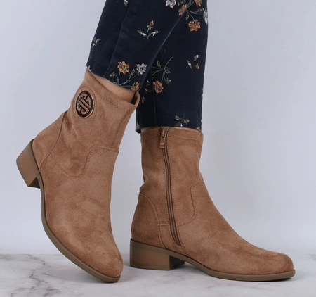 Jasnobrązowe botki zamszowe płaskie komfortowe i eleganckie Jezzi