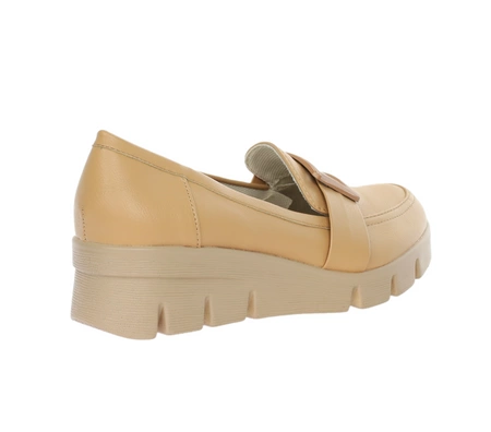 Beżowe półbuty damskie mokasyny licowe z klamrą Jezzi