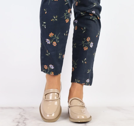 Lakierowane beżowe półbuty damskie z miękkiej skóry ekologicznej Jezzi