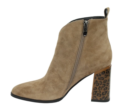 Beżowe zamszowe botki skórzane na wysokim obcasie w panterkę Gino Fabiani