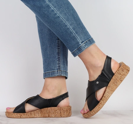 Czarne skórzane sandały damskie wsuwane na szeroką i wąską stopę Helios