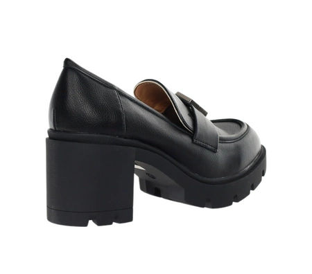 Czarne licowe półbuty na obcasie i platformie mokasyny z klamrą Jezzi