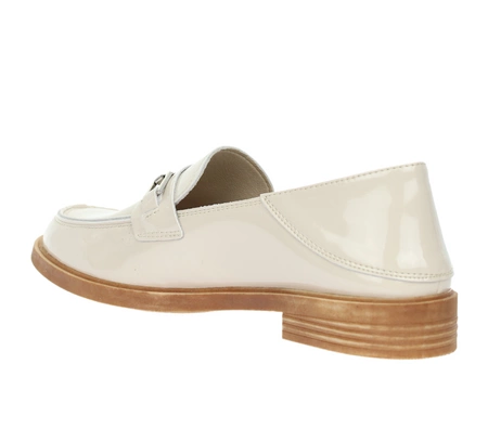 Beżowe skórzane lakierowane lordsy płaskie mokasyny damskie VINCEZA