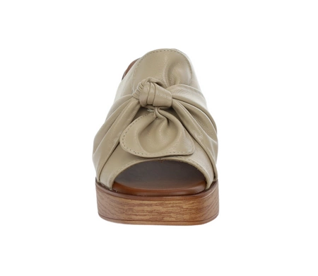 Beżowe klapki damskie z kokardą na drewnianym klocku i platformie Jezzi
