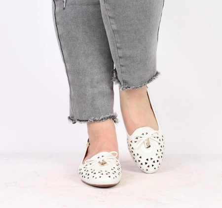 Białe ażurowe czółenka płaskie z zakrytymi palcami Jezzi