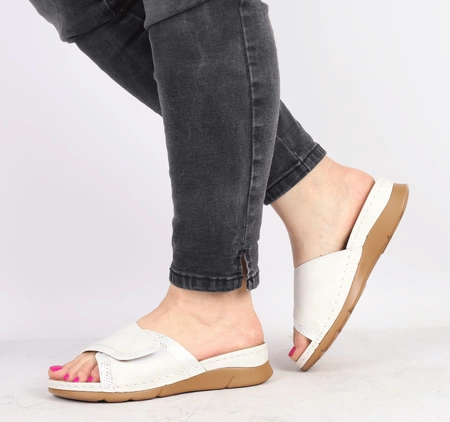 Białe klapki damskie na wygodnej podeszwie regulowane na rzepy szpitalne Jezzi