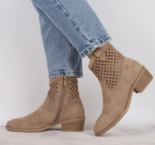 Beżowe zamszowe botki kowbojki niskie wycinane Jezzi