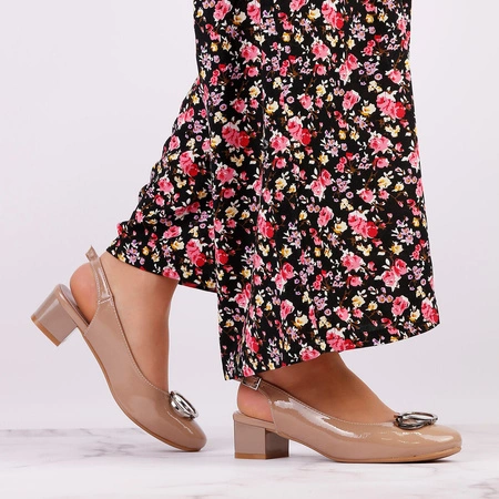 Beżowe buty damskie na klocku z odkrytą piętą Jezzi