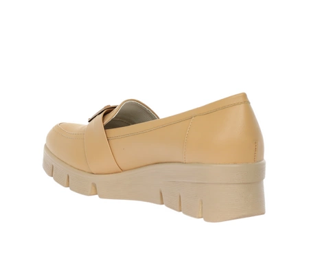 Beżowe półbuty damskie mokasyny licowe z klamrą Jezzi