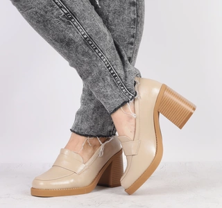 Beżowe eleganckie półbuty wsuwane na obcasie i platformie Jezzi