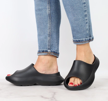 Czarne piankowe klapki damskie lekkie na grubej podeszwie American Club