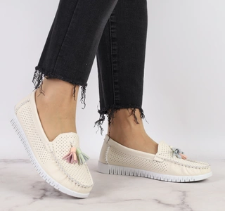 Beżowe mokasyny damskie skórzane szyte z frędzlami Jezzi