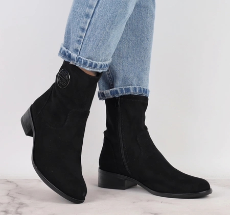 Czarne botki zamszowe na płaskim obcasie eleganckie Jezzi