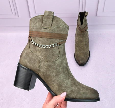 Rokowe botki na obcasie z łańcuszkiem na zamek M.Daszyński