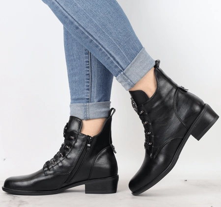 Czarne licowe botki damskie płaskie eleganckie Jezzi model ASA198-21