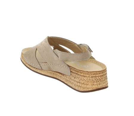 Jasnobrązowe sandały damskie eleganckie i wygodne na niskiej koturnie Helios