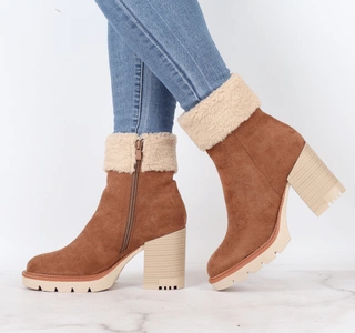 Czekoladowe botki zimowe z kożuszkiem wokół kostki na słupku i platformie Jezzi