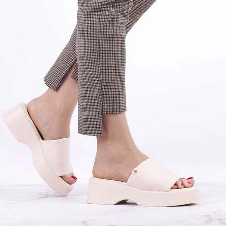 Beżowe klapki damskie na grubej podeszwie Jezzi