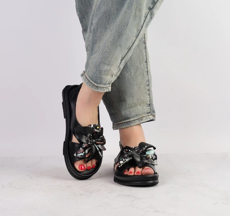 Czarne eleganckie sandały damskie skórzane z kwiatkiem MODO