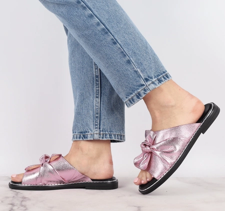 Jasno różowe klapki damskie płaskie z kokardą Jezzi
