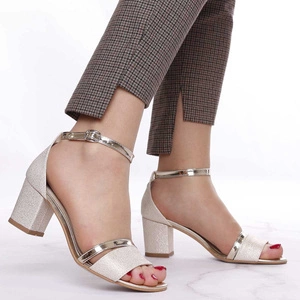 Złote sandały damskie na niskim obcasie z zakrytą piętą Azali - Produkt Polski