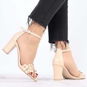Beżowe cieliste sandały damskie na obcasie z paskiem na kostce od Azali