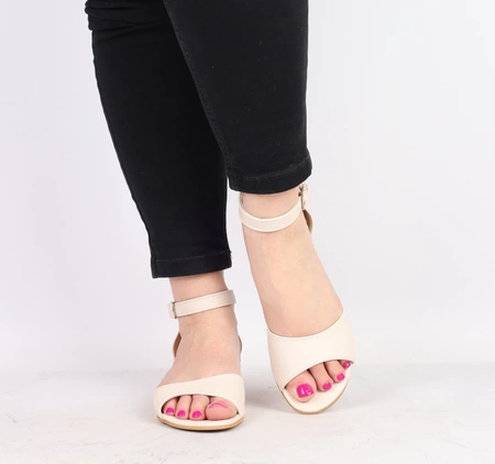 Beżowe sandały damskie zabudowane płaskie ślubne Azali - Produkt Polski