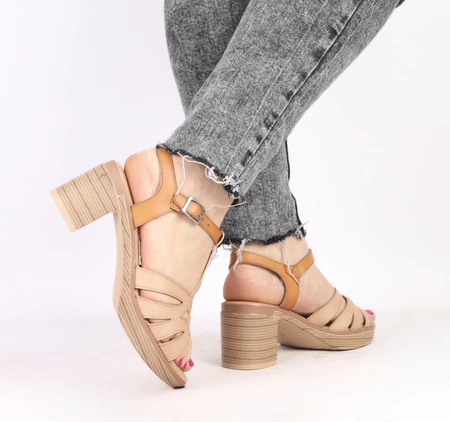 Beżowo-brązowe sandały damskie na obcasie i platformie z paskiem w literę T Vinceza