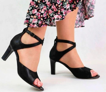 Czarne sandały damskie skórzane na obcasie z zakrytą piętą GIno Fabiani