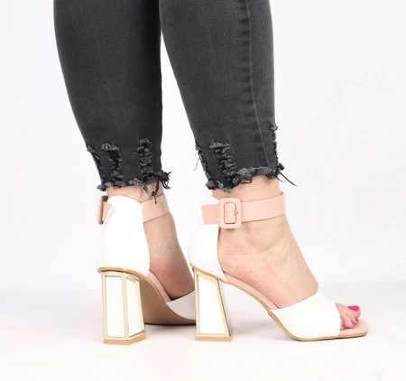 Białe sandały na wysokim eleganckim obcasie z dodatkiem złota ślubne Vinceza