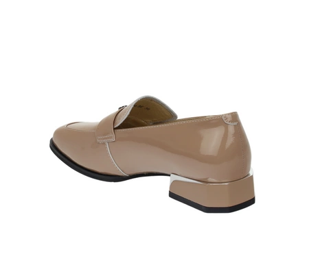 Beżowe lakierowane półbuty damskie eleganckie wsuwane VINCEZA