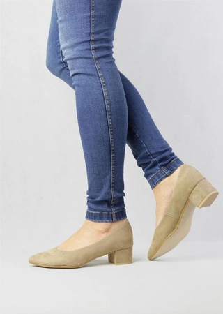 Beżowe czółenka na niskim obcasie zamszowe Azali