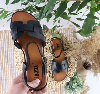 Czarne sandały damskie płaskie na cienkich paskach rzymianki Jezzi