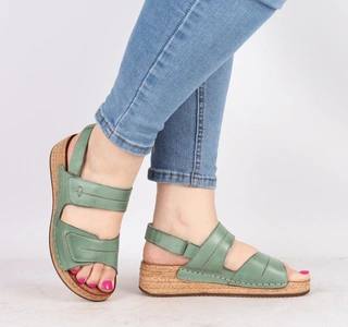 Zielone sandały damskie skórzane na niskiej koturnie elegancko-sportowe Gino fabiani