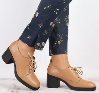 Brązowe półbuty damskie na obcasie garniturowe lordsy Jezzi