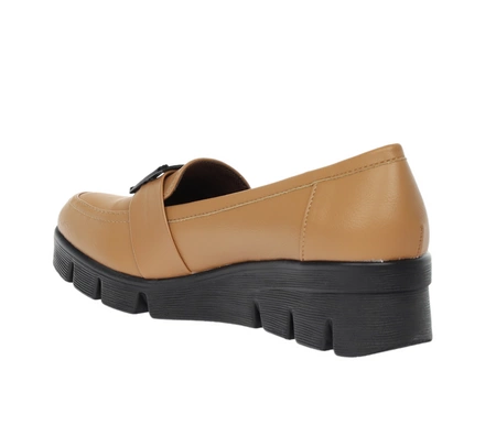 Karmelowe półbuty damskie wsuwane mokasyny na koturnie Jezzi