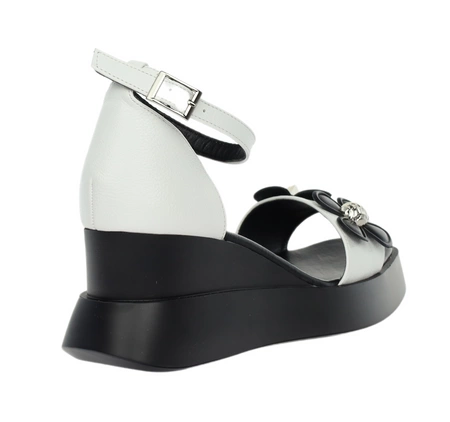 Modne sandały na koturnie z kwiatkami i zakrytą piętą Jezzi