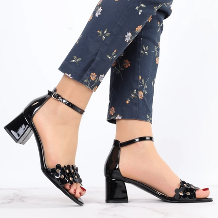 Czarne lakierowane sandały na niskim obcasie z kwiatkami Daisy od Azali