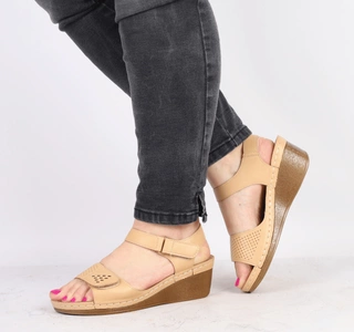 Eleganckie i wygodne sandały damskie na niskiej koturnie szyte Jezzi