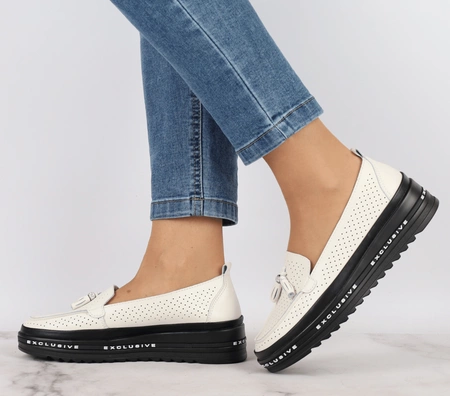 Modne skórzane mokasyny damskie z ażurową cholewką i pomponem Jezzi