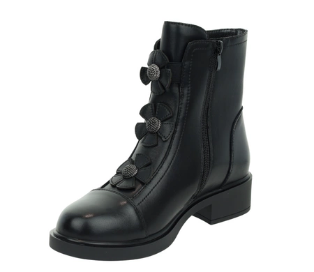 Czarne skórzane botki damskie ocieplane na zamek z ozdobnymi kwiatkami z przodu Jezzi