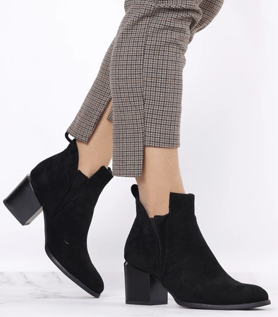 Czarne botki zamszowe na obcasie wycięte na kostce Lori
